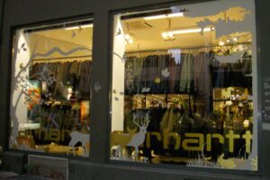 Carhartt Store Köln mit zweifarbiger Schaufensterbeschriftung für die Herbst-Saison