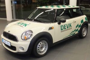 DEVK Mini mit grüner Checkerboard-Folienbeschriftung im fliehenden Design an den Seiten und auf dem Dach