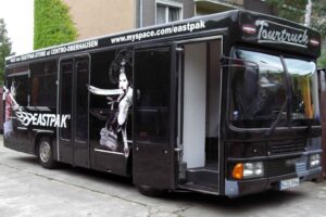 Eastpak Tourtruck mit großformatigen Digitaldrucken und Folienplots aus der Zombie-Serie