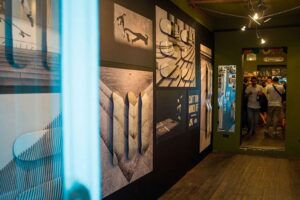 Skateboard-Decks auf kaschierten Forex-Platten mit 3D-Effekt in Kunstausstellung