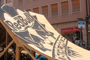 Rampe beim Red Bull District Ride mit lackierten Logos aus Folienschablonen