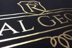 Royal George – Flexdruck Shirt Flexdruck-Shirt mit stilisiertem Royal George Logo – R mit königlichem Hut in Wappenform