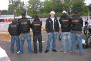 Bestickte Team-Jacken für MotoX Upforce MotoX Team Upforce mit Busty Wolter in bestickten Team-Jacken