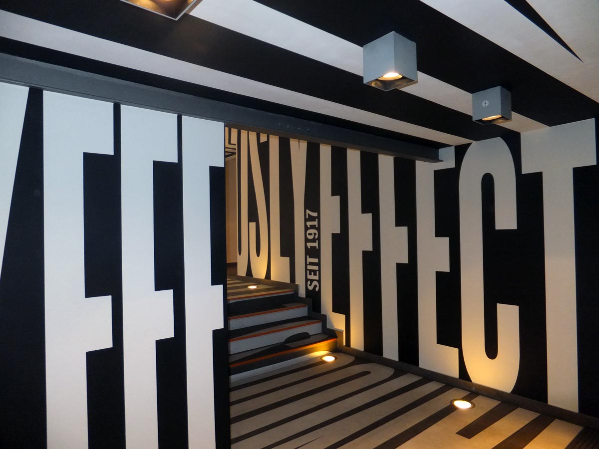 Fertig montiertes Vinyl Lettering an Wand im Grey Office, Düsseldorf