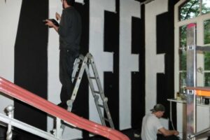 Detailansicht beim Painting von Buchstaben auf Wand im Grey Office