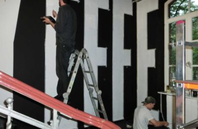 Detailansicht beim Painting von Buchstaben auf Wand im Grey Office