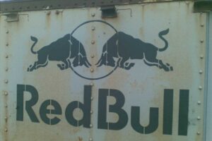 Alte Blechwand mit lackiertem Red Bull Logo, umgesetzt mit Stencil-Technik auf Skate-Event