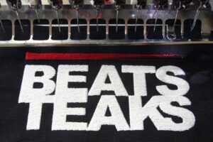 Detailaufnahme einer Stickmaschine während der Produktion für Beatsteaks-Jacken