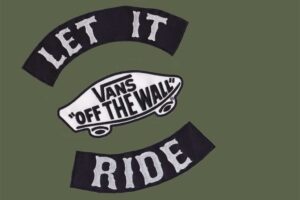 Individuell bestickte Patches mit Stickrand für das Vans Skate-Team, Text „LET IT“ oben, „RIDE“ unten, mittig Vans Off The Wall Logo auf Skateboard